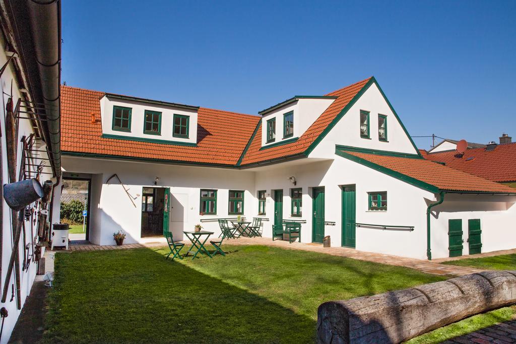 Готель Winzerhof Kuessler - Weinviertel Stillfried Екстер'єр фото